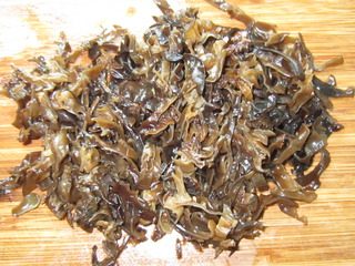 3、家常鱼香肉丝,木耳洗净切丝。