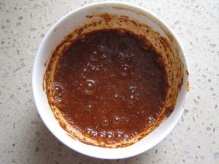 4、家常鱼香肉丝,味好美鱼香肉丝调料加入60克水调均匀。