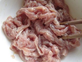 6、家常鱼香肉丝,加入15克淀粉和15克料酒搅拌均匀。