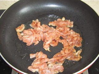 7、家常鱼香肉丝,油锅烧热，下入肉丝。