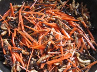 9、家常鱼香肉丝,把肉丝炒散。