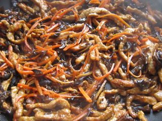 11、家常鱼香肉丝,大火翻炒。