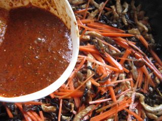 10、家常鱼香肉丝,倒入搅拌均匀的味好美鱼香肉丝调料。