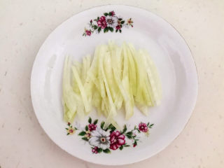 2、酸辣土豆粉,把圆葱切成丝