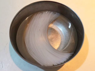 3、酸辣土豆粉,把土豆水晶粉丝用温水浸泡15分钟