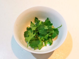 4、酸辣土豆粉,香菜切成小段