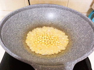 6、酸辣土豆粉,炒锅烧热后加入大豆色拉油，油烧热后加入泡发好的的黄豆，小火炸制