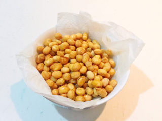 8、酸辣土豆粉,把炸好的黄豆捞出来，香酥黄豆备用