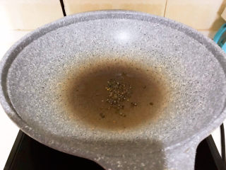 9、酸辣土豆粉,利用锅里的余油把花椒粒炒香