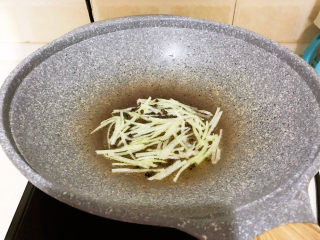 10、酸辣土豆粉,加入葱丝，炒出香味