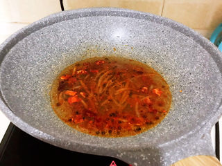 13、酸辣土豆粉,加入600ml开水