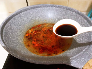 14、酸辣土豆粉,加入陈醋和生抽