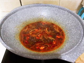 15、酸辣土豆粉,大火烧开