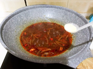 16、酸辣土豆粉,加入精盐调味