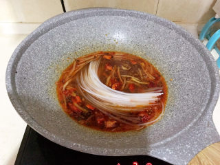 17、酸辣土豆粉,加入泡发好的土豆水晶粉丝烧开