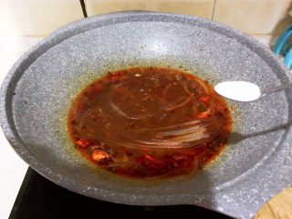 18、酸辣土豆粉,加入白糖和鸡精