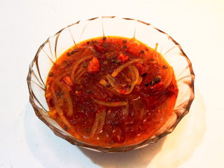 20、酸辣土豆粉,把煮好的酸辣粉丝倒入大碗里