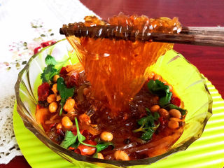 23、酸辣土豆粉,酸辣土豆粉酸辣适宜，粉丝很筋道，还有香酥黄豆，口感独特，真的非常美味~