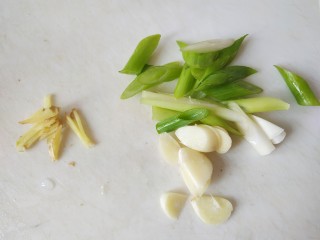 2、四季豆烧茄子,葱蒜切片，姜切丝