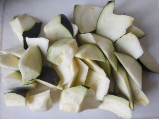 3、四季豆烧茄子,茄子切滚刀块