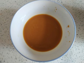6、四季豆烧茄子,小碗中加入两勺生抽，一勺醋，半勺糖，适量盐，适量淀粉，适量清水，搅拌均匀