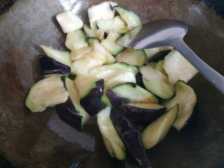 9、四季豆烧茄子,放入茄子翻炒