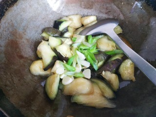 10、四季豆烧茄子,茄子变软，放入葱姜蒜翻炒