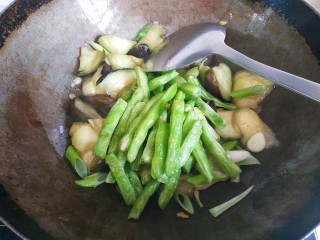 11、四季豆烧茄子,倒入四季豆