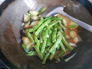 12、四季豆烧茄子,倒入小碗中的调料