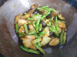 13、四季豆烧茄子,大火翻炒均匀关火出锅