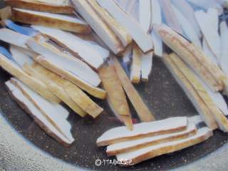 2、青椒炒豆干,豆干用热水篡烫一下捞出