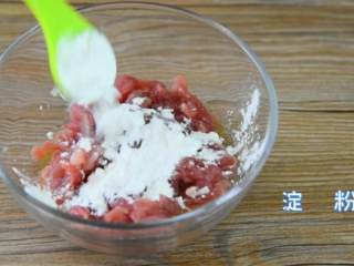 1、每一口都是家的味道，盖饭之王鱼香肉丝饭，别告诉我你不爱吃,里脊肉里放一勺盐、料酒、淀粉拌匀。