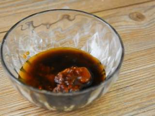 2、每一口都是家的味道，盖饭之王鱼香肉丝饭，别告诉我你不爱吃,调鱼香汁，蚝油、生抽、豆瓣酱、米醋、2勺糖拌匀备用。