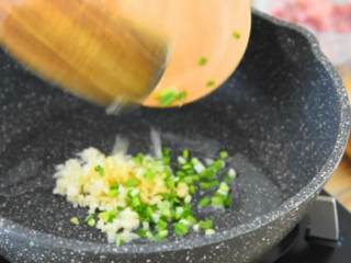 3、每一口都是家的味道，盖饭之王鱼香肉丝饭，别告诉我你不爱吃,热锅冷油，放姜葱蒜爆香。