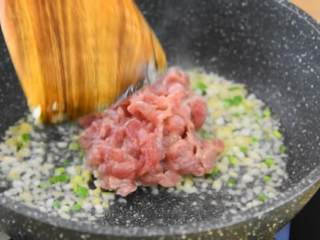 4、每一口都是家的味道，盖饭之王鱼香肉丝饭，别告诉我你不爱吃,把里脊肉倒入锅里炒至变色。