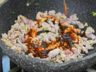 5、每一口都是家的味道，盖饭之王鱼香肉丝饭，别告诉我你不爱吃,倒入鱼香汁，一勺老抽上色。