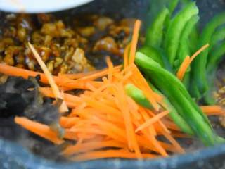 6、每一口都是家的味道，盖饭之王鱼香肉丝饭，别告诉我你不爱吃,放入胡萝卜丝、青椒丝、木耳丝继续翻炒均匀。