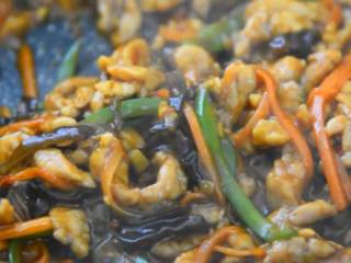 7、每一口都是家的味道，盖饭之王鱼香肉丝饭，别告诉我你不爱吃,倒入调好的水淀粉，大火收汁即可。