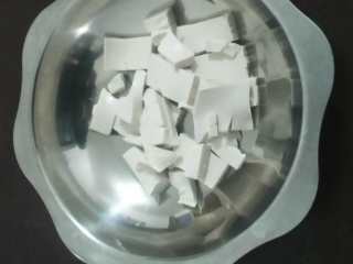 1、冬日进补神器-羊腩火锅,豆腐切片放入火锅搁置一旁备用