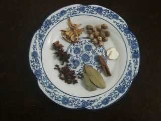 3、冬日进补神器-羊腩火锅,准备白扣、白芷、香叶、花椒、陈皮、肉桂、八角(3斤以内的羊肉都可以如图的调料分量)