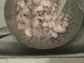 6、冬日进补神器-羊腩火锅,锅中倒入冷水,将切好的羊腩肉放入冷水中煮至水滚后会出现大量白色浮沫,撇静浮沫后将羊腩捞出冲洗后待用。