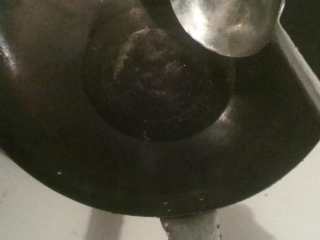 7、冬日进补神器-羊腩火锅,锅中下入宽油(即分量大的油)。