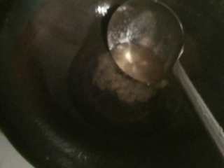 8、冬日进补神器-羊腩火锅,冷油下入白砂糖不停顺时针搅拌。