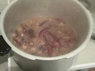 11、冬日进补神器-羊腩火锅,大火煮开后倒入高压锅中。