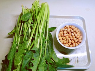 1、菠菜拌花生米,菠菜和花生米准备好