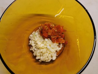 9、菠菜拌花生米,蒜切碎 和剁辣椒放入小碗里