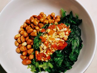 12、菠菜拌花生米,凉凉的花生米 切好的菠菜和料汁都放到一个大碗里 拌匀