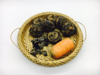 1、厨房挑战 素菜 清炒荸荠,主要食材:荸荠,木耳,胡萝卜。