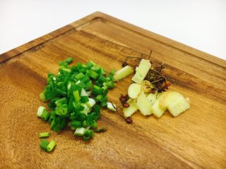 2、厨房挑战 素菜 清炒荸荠,小香葱切花,姜切片。