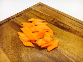 4、厨房挑战 素菜 清炒荸荠,胡萝卜切片。